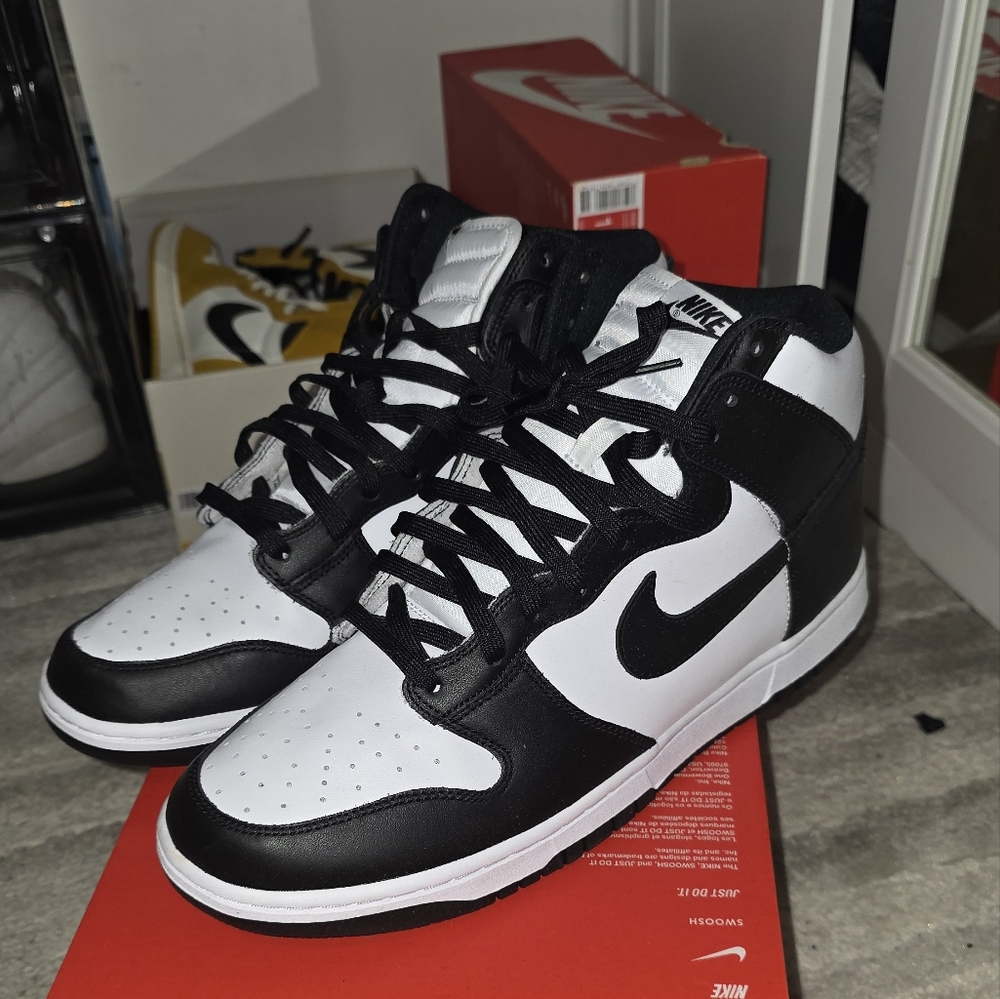 Nike Men's Black and White Sneakers